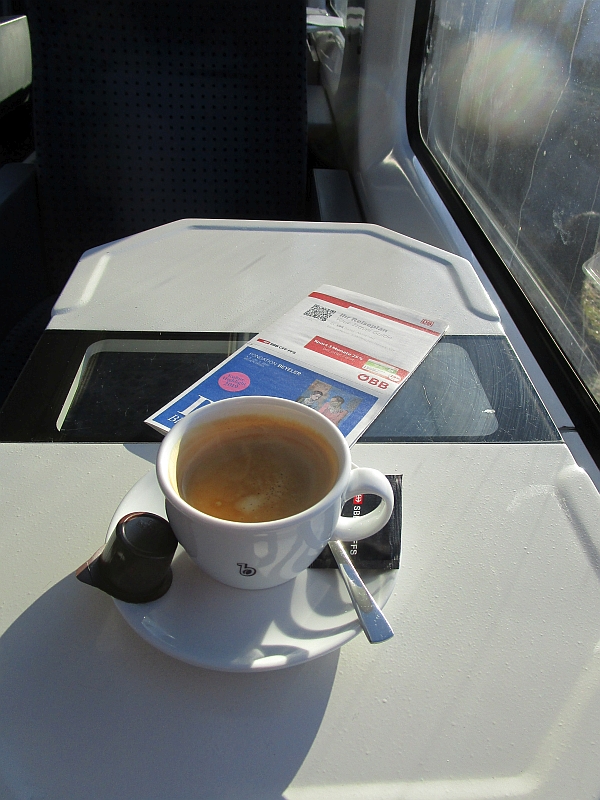Kaffee aus dem Speisewagen und Faltblatt ‚Ihr Reiseplan'