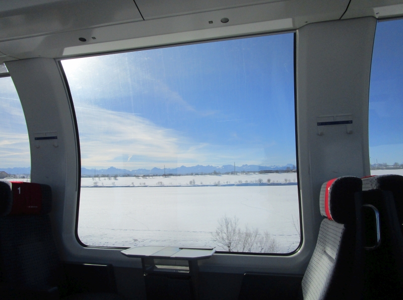 Blick vom Zug auf das Alpenpanorama