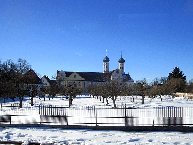Blick vom Zug auf die Basilika von Kloster Benediktbeuern