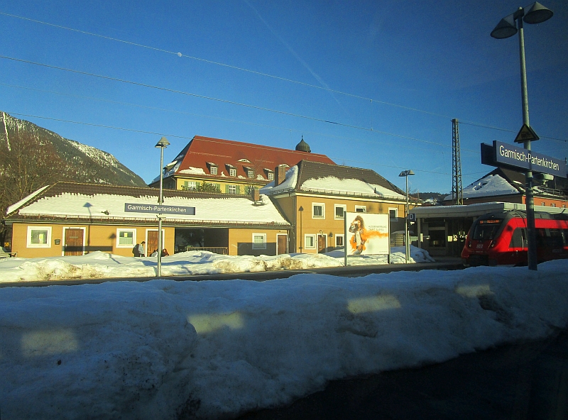 Schneehaufen auf dem Bahnsteig in Garmisch-Partenkirchen