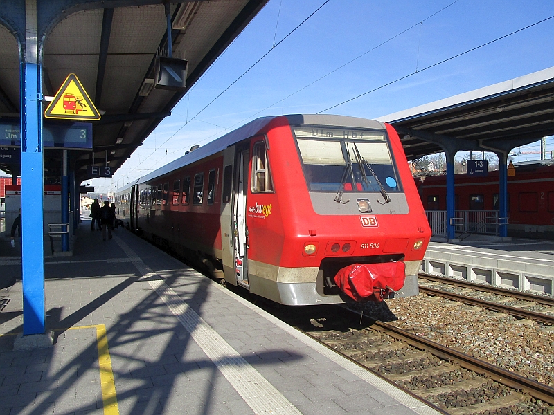 Dieseltriebzug der Baureihe 611 im Bahnhof Aalen