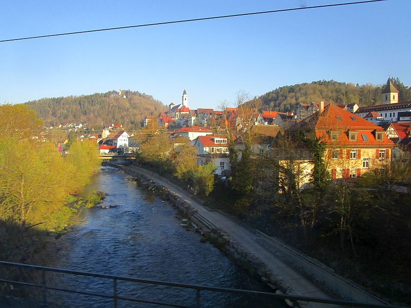 Blick vom Zug auf den Neckar und die Altstadt von Horb