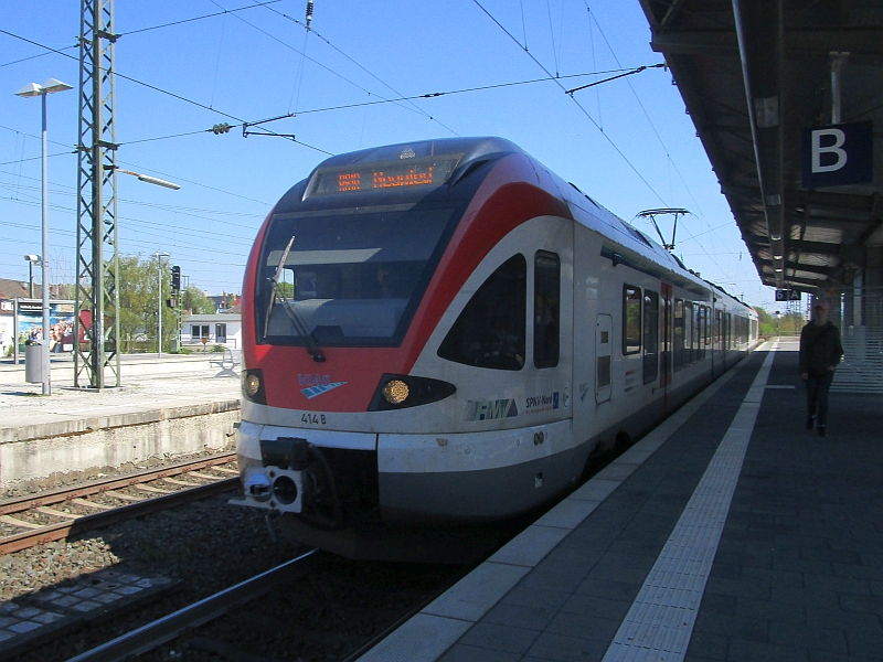 Einfahrt eines Flirt-Triebzugs von Vias in den Bahnhof Frankfurt-Höchst