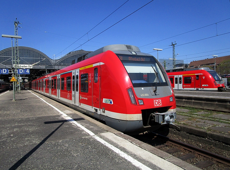 Triebzug der Baureihe 430 als S 8 im Hauptbahnhof Wiesbaden
