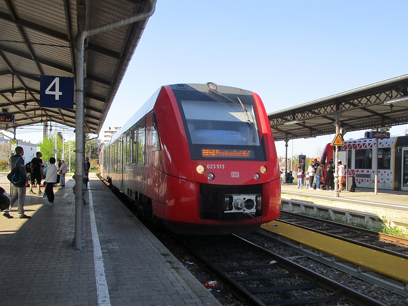 LINT-Triebzug im Bahnhof Grünstadt