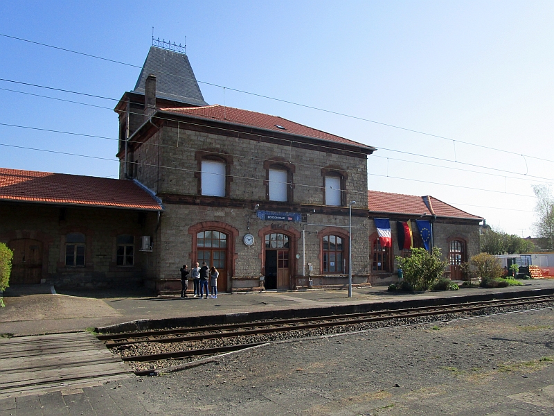 Bahnsteig des Bahnhofs von Bouzonville
