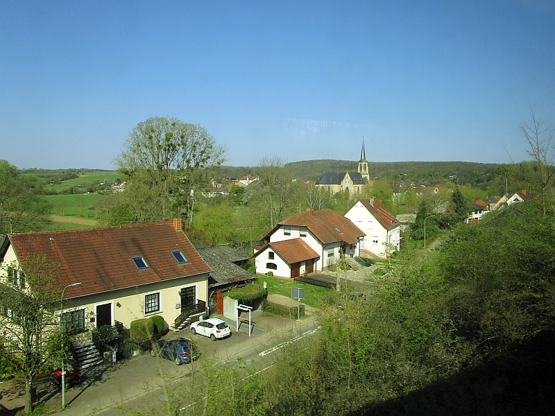 Blick vom Zug auf Niedaltdorf mit der Pfarrkirche St. Rufus