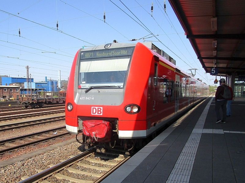 Einfahrt eines Triebzugs der Baureihe 425 in den Bahnhof Dillingen