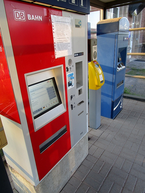 Deutscher und französischer Fahrkartenautomat am Bahnhof Lauterbourg