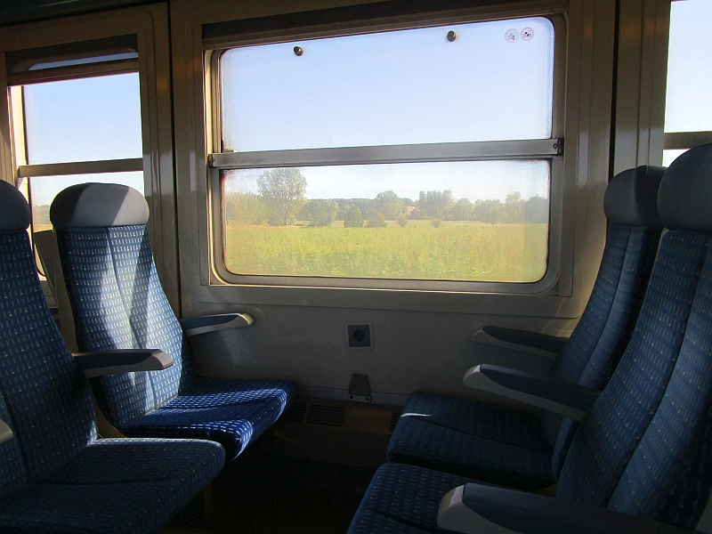 Blick durch das Zugfenster der RRR-Garnitur