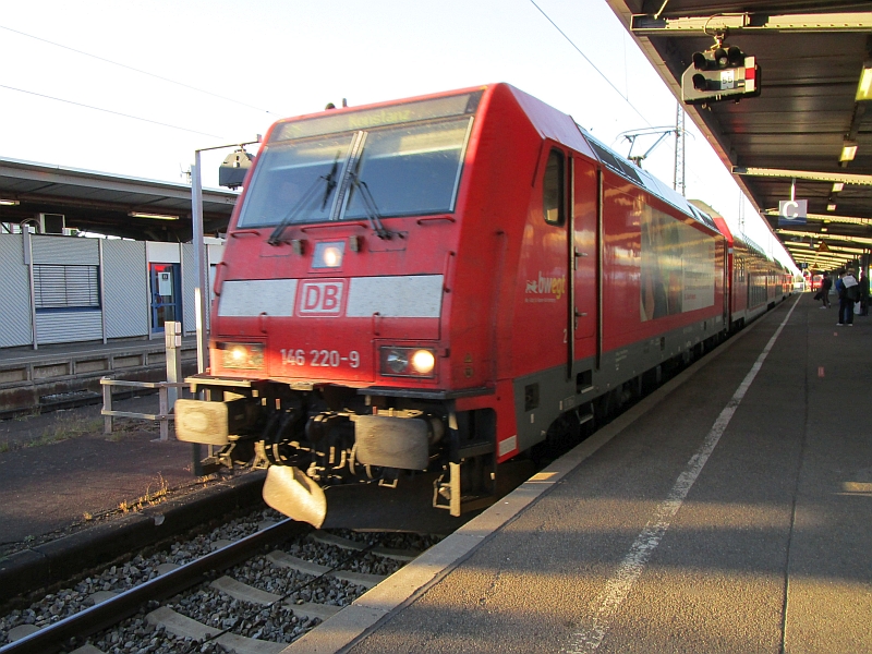 Einfahrt eines Regionalzugs der Schwarzwaldbahn in den Bahnhof Offenburg