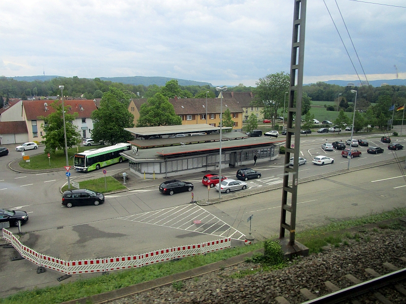 Blick aus dem Zugfenster auf die schweizerisch-deutsche Grenze bei Weil am Rhein