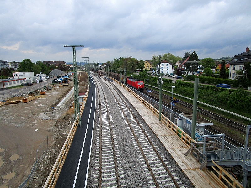 Blick nach Norden über die provisorischen Bahnsteige am Bahnhof Haltingen