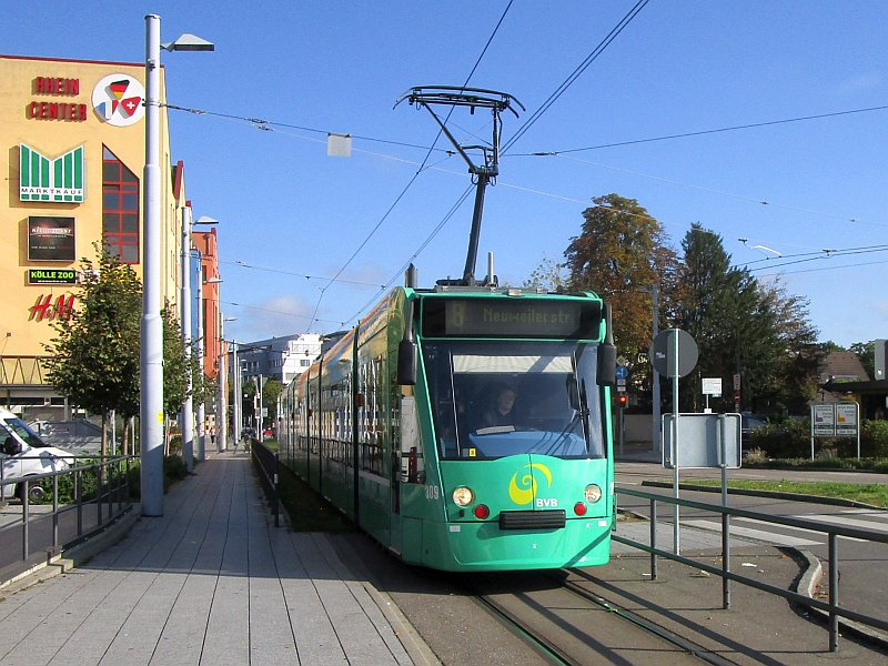 Combino-Tram an der Haltestelle 'Weil am Rhein Grenze'