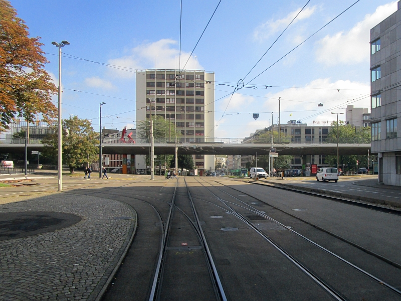 Blick aus der Bahn über die Wendeschleife bei der Station Heuwaage