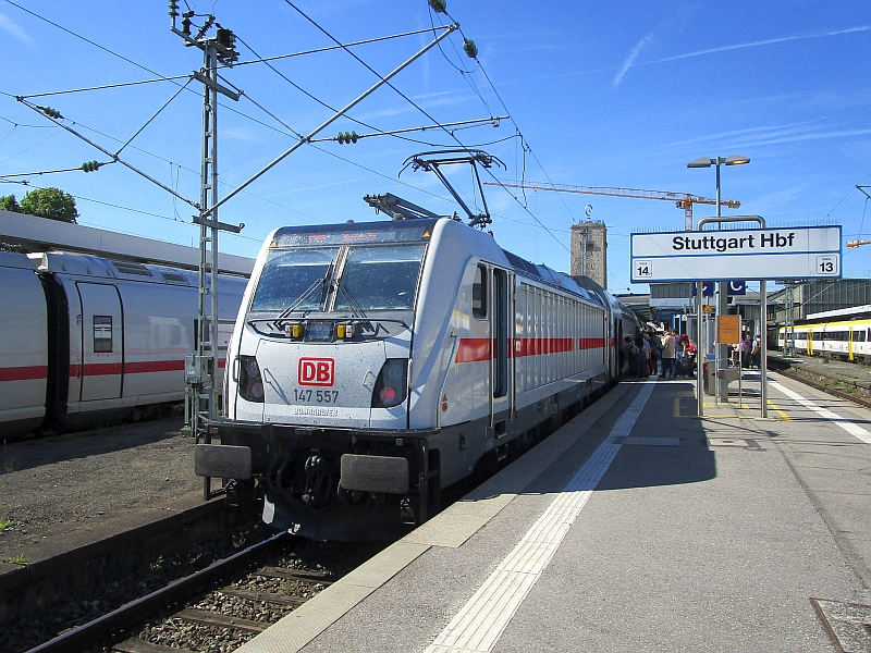 IC 2-Zug im Hauptbahnhof Stuttgart