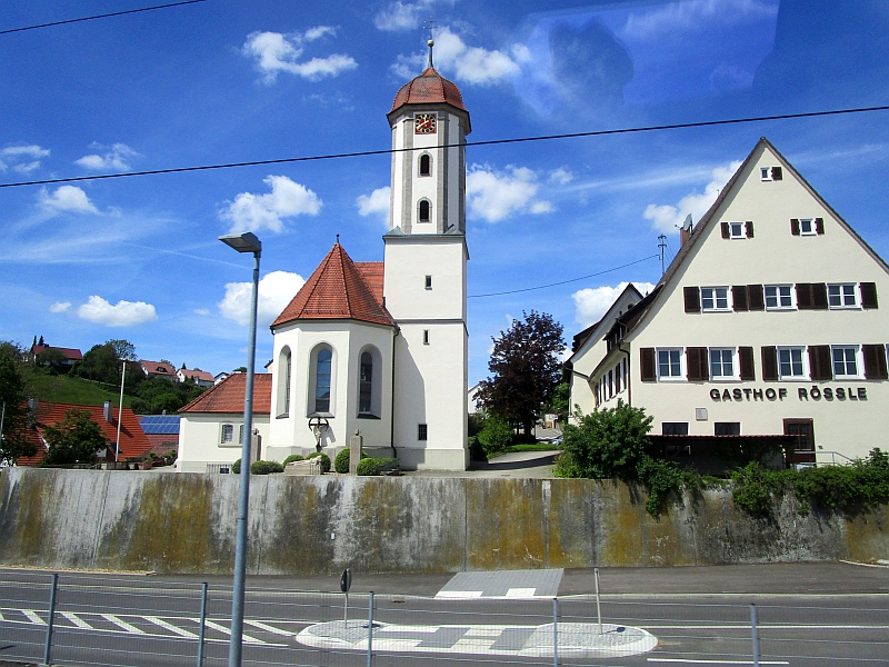 Blick vom Zug auf die St. Vitus-Kirche in Jagstzell