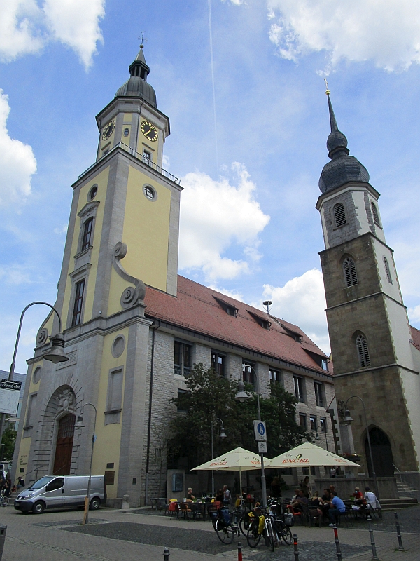 Rathaus mit Turm (links) sowie Liebfrauenkapelle (rechts) Crailsheim
