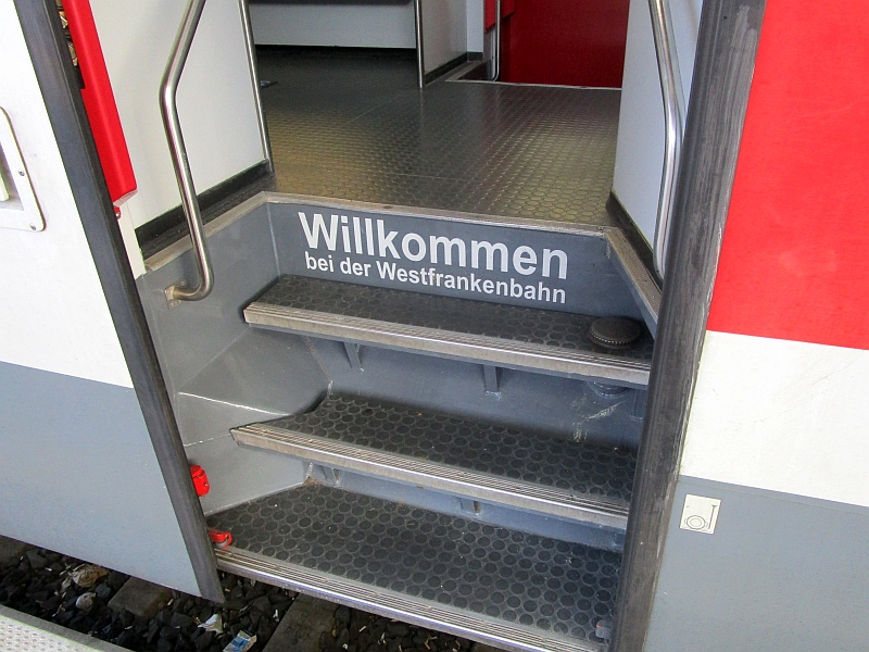 Schriftzug 'Willkommen bei der Westfrankenbahn'