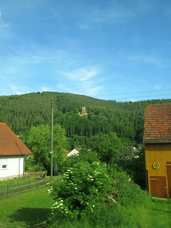 Blick vom Zug auf Burg Freudenberg