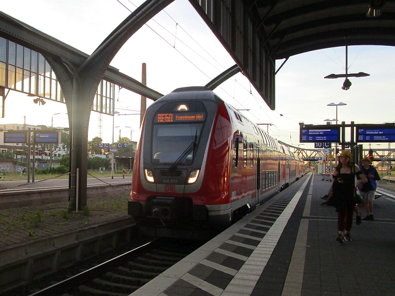 Einfahrt eines Twindexx Vario (Baureihe 446) in den Hauptbahnhof Darmstadt