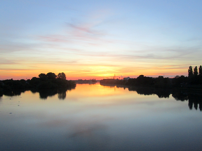Sonnenuntergang über dem Neckar bei Ladenburg