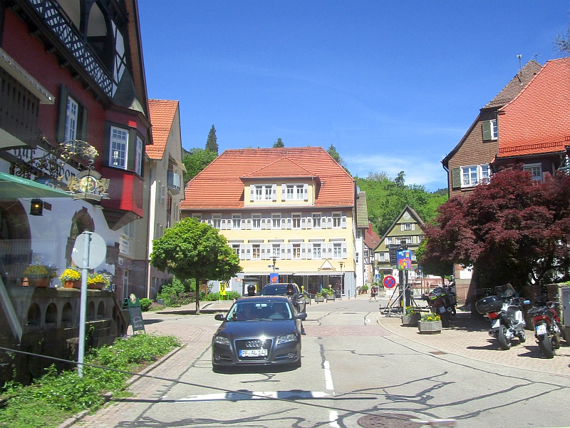 Fahrt durch die Ortsmitte am Marktplatz von Alpirsbach