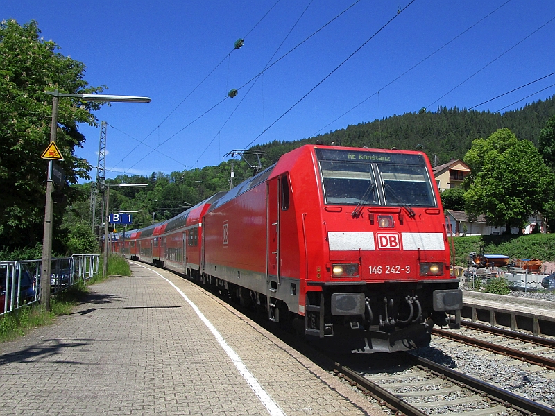 Einfahrt eines Regionalzugs in den Bahnhof Hornberg