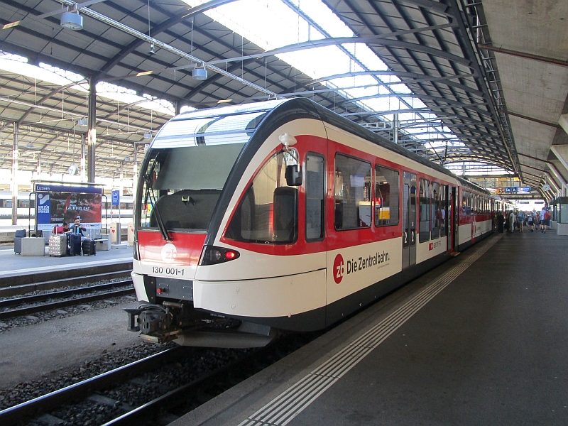 Triebzug der Zentralbahn vom Typ 'Spatz' im Bahnhof Luzern