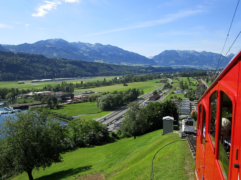 Fahrt mit der Pilatusbahn oberhalb Alpnachstad