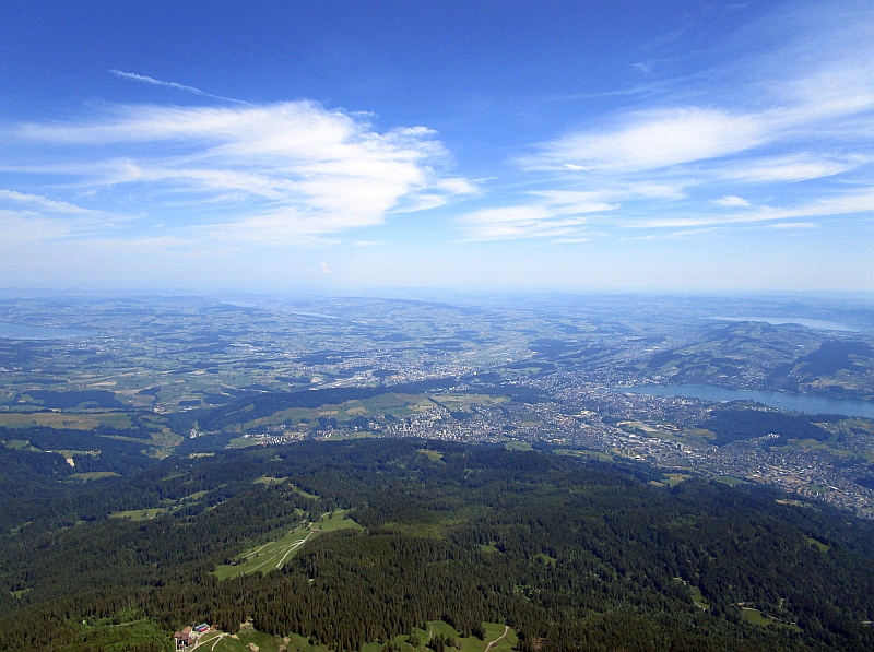 Blick nach Norden, rechts der Bildmitte Luzern, links der Bildmitte Baldegger- und Hallwilersee und links angeschnitten der Sempachersee