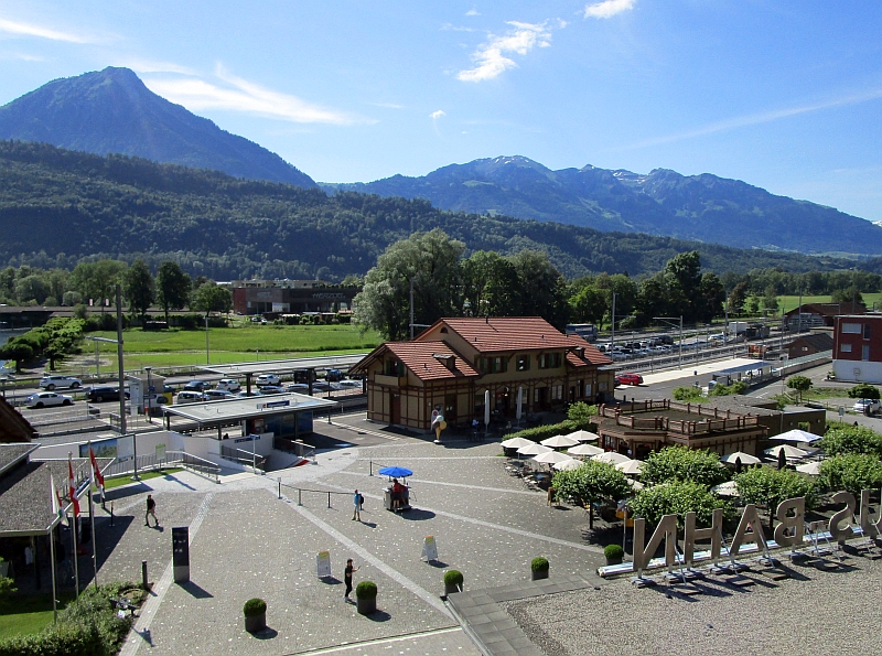 Blick von der Pilatusbahn auf den Bahnhof Alpnachstad