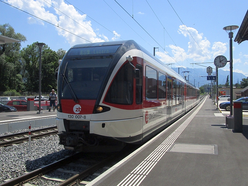 Einfahrt eines 'Spatz'-Triebzugs in den Bahnhof Alpnachstad