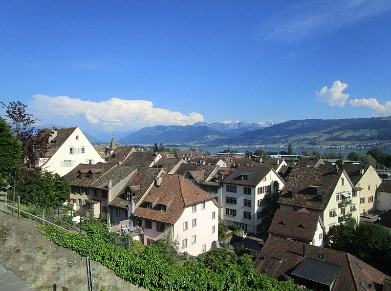 Blick über die Dächer von Rapperswil zum Zürichsee