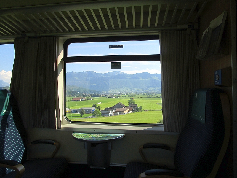 Blick aus dem Zugfenster des Voralpen-Express auf die Linthebene