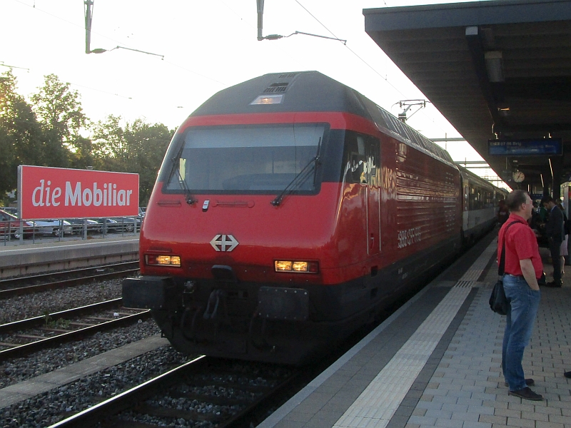 Einfahrt eines Intercity-Zugs in den Bahnhof Weinfelden