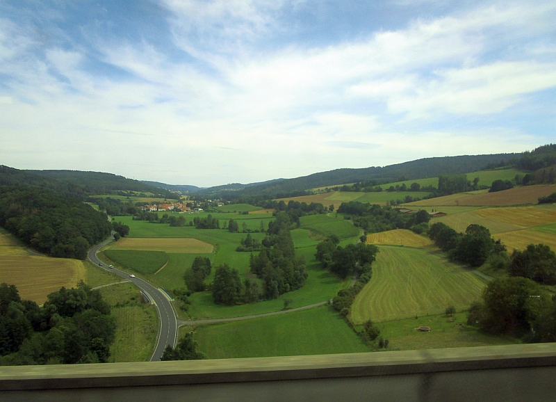 Fahrt auf der Schnellfahrstrecke über die Pfieffetalbrücke in Nordhessen