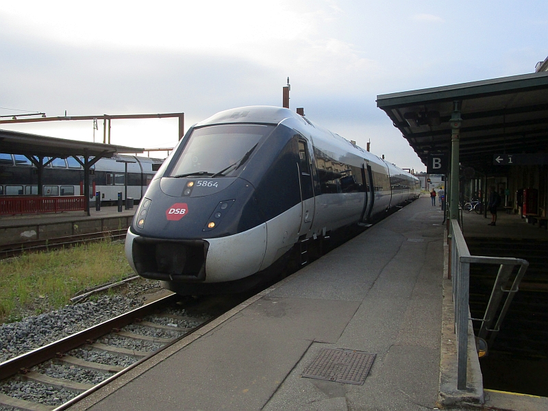 IC4-Dieseltriebzug im Bahnhof Næstved