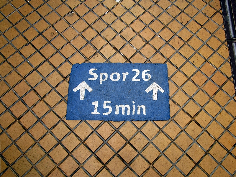 Wegweiser zum Gleis 26 am Fußboden in Kopenhagen