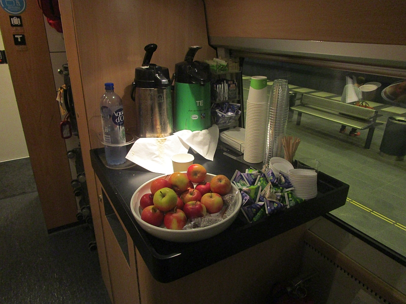 Kostenlose Heißgetränke, Wasser und Äpfel in der ersten Klasse im X2