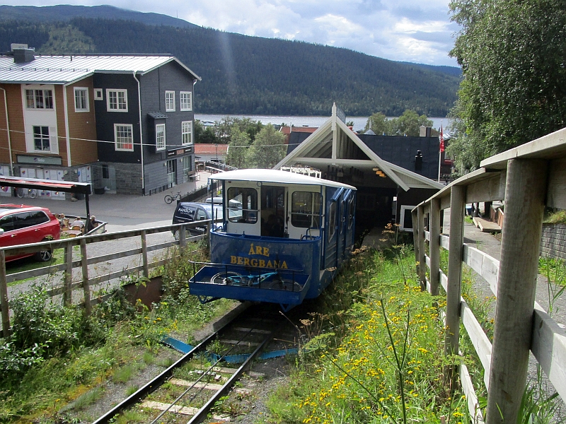 Einfahrt der Standseilbahn von Åre in die Talstation