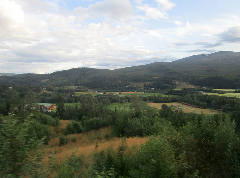 Fahrt auf der Meråkerbane durch das Stjørdalen-Tal