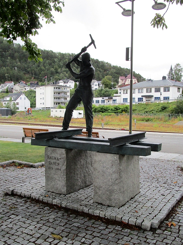 Skulptur zvon Ola Stavseng um 75-jährigen Bestehen der Raumabane
