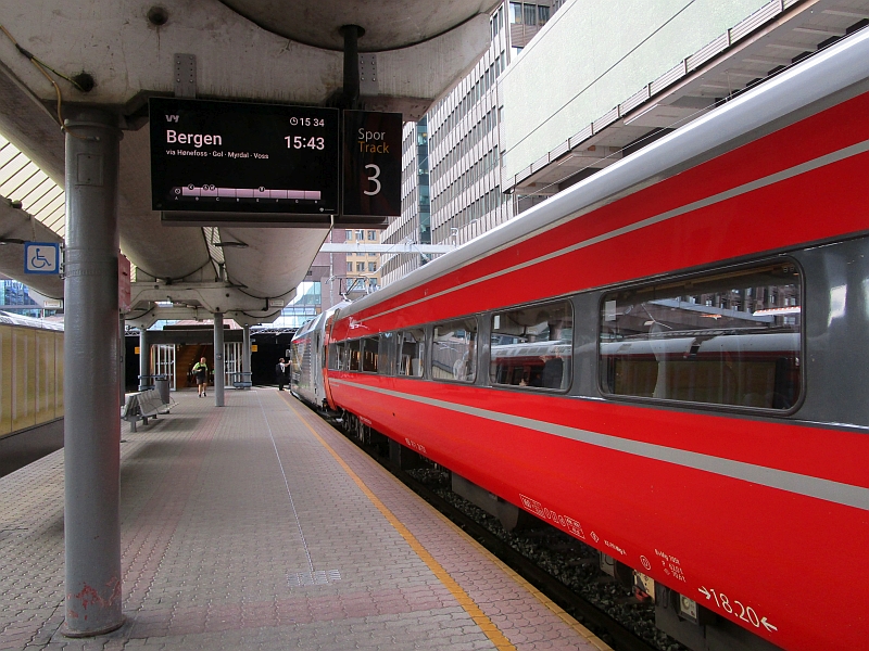 Zug von Oslo nach Bergen mit Wagen aus der Reihe Type 7