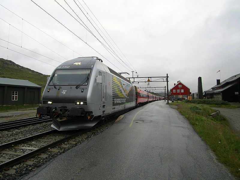 Zug nach der Ankunft am Bahnhof Finse