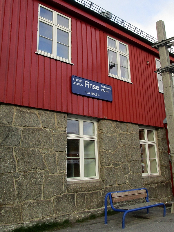 Bahnhofsschild von Finse mit Höhenangabe
