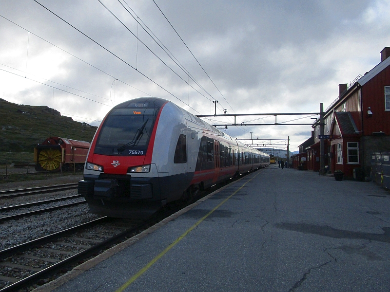 Einfahrt eines Triebzugs vom Type 75 in den Bahnhof Finse
