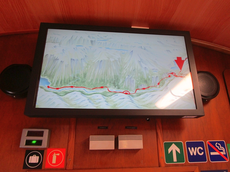 Anzeige des Streckenverlaufs der Flåmsbana auf einem Monitor im Zug