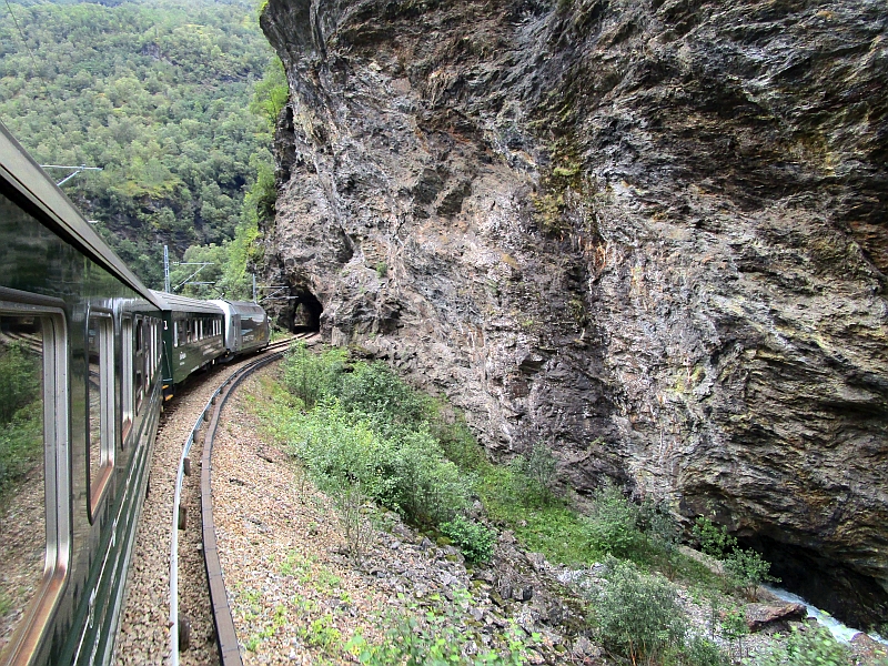 Der Zug wechselt die Talseite, rechts ein Tunnel für den Fluss