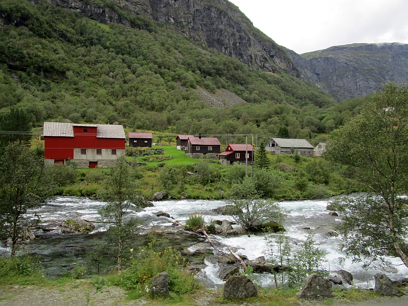 Blick vom Zug auf den Fluss Flåmselvi
